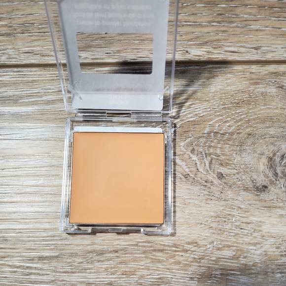 Mary Kay Beige 3 Creme-to-Powder Foundation - Picture 2 of 2